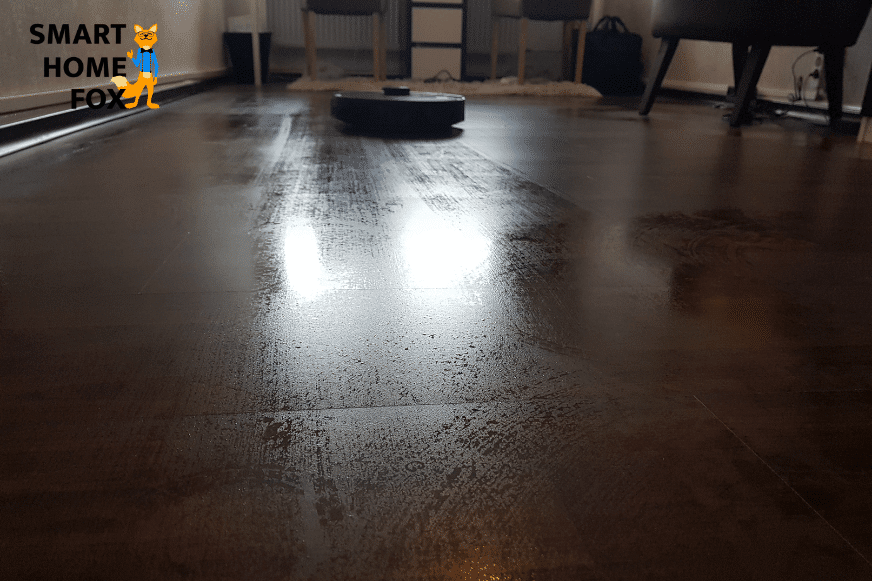 Робот пылесос с функцией влажной уборки пылесосит и моет пол одновременно